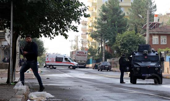 عناصر من الشرطة التركية أثناء مداهمة الإرهابيين في ديار بكر (الأناضول)