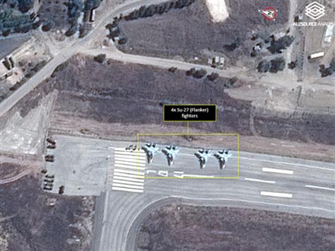 صورة وُزعت أمس لما قيل إنه طائرات "سوخوي 27" في مطار اللاذقية ("بي بي سي")