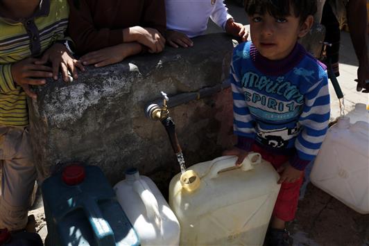 تعبئة مياه الشرب في صنعاء (إ ب أ)