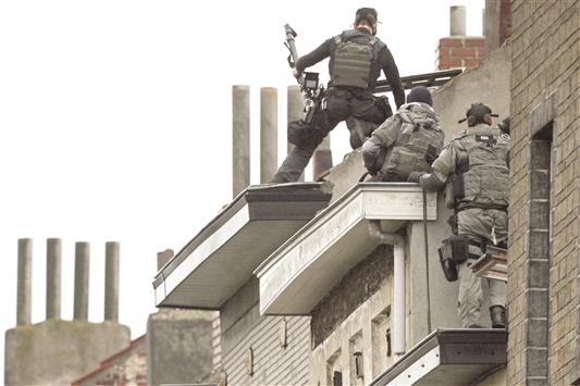 عناصر من قوات الامن البلجيكية خلال اقتحام منزل في بروكسل امس (ا ف ب)