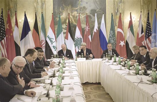 وزراء خارجية الدول خلال اجتماعهم في فيينا امس (رويترز)