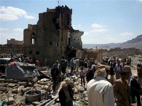 يمنيون يتجمعون قرب موقع دمره قصف طائرات "التحالف" في الثامن من الشهر الحالي، في ذمار. (رويترز)