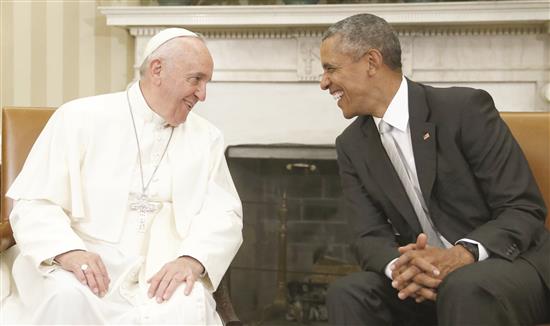 البابا واوباما في المكتب البيضاوي في واشنطن، امس. (رويترز)