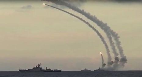 من قصف البوارج الروسية في بحر قزوين لأهداف في سوريا (أ ف ب) 