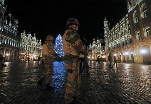 جنود بلجيكيون خلال عمليات التفتيش في بروكسل (رويترز)
