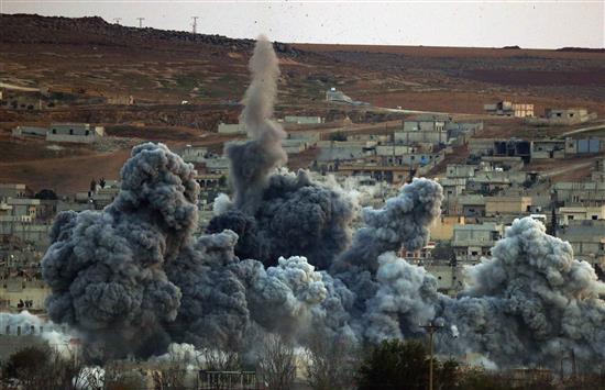 دخان يتصاعد من موقع في عين العرب تعرض لغارة جوية امس (رويترز)