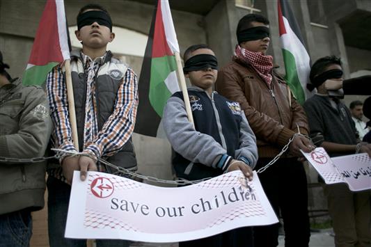أطفال في بلدة خان يونس في غزة يشاركون أمس في تظاهرة للإفراج عن الأطفال الفلسطينيين الأسرى في سجون الاحتلال (أ ف ب)