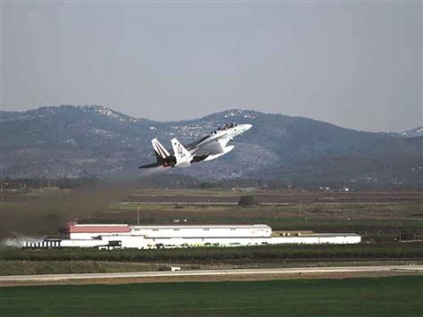 طائرة إسرائيلية أثناء المناورة أمس