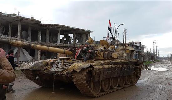 دبابة للجيش السوري في مدينة الشيخ مسكين، امس (ا ب ا)