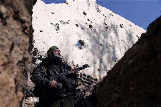 مقاتل من الجماعات المناهضة للحكومة السورية في عبرين قرب دمشق (أ ف ب)