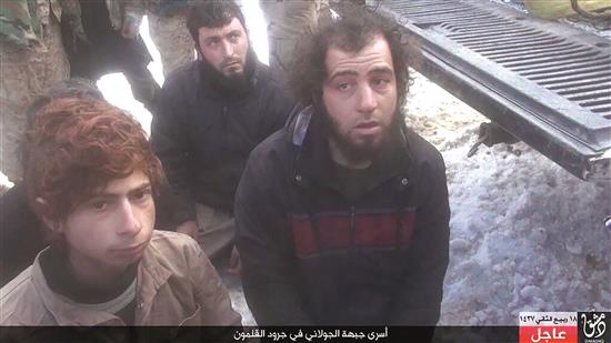 صورة وزّعها تنظيم «داعش» لأسرى من «جبهة النصرة» في جرود عرسال، امس