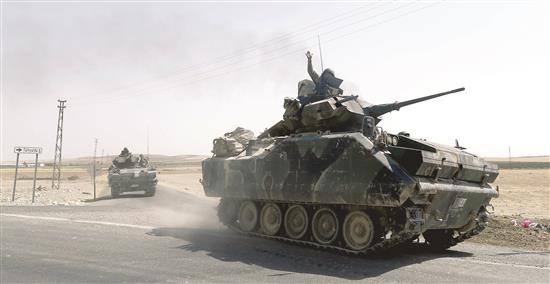 جنود أتراك يعودون بدباباتهم أمس الأول من سوريا إلى تركيا بعد مشاركتهم في عملية "درع الفرات" (أ ب أ)