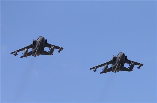 طائرتا "تورنيدو" بريطانيتان تستعدان للهبوط في قاعدة اكروتيري في قبرص بعد عودتهما من مهمة قتالية. (رويترز)