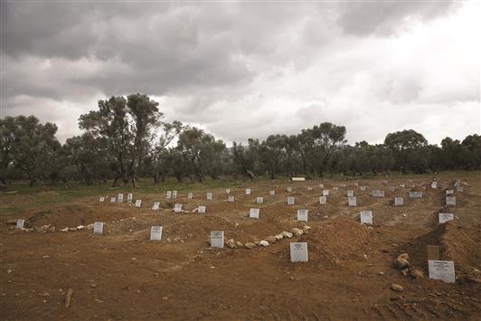 مقابر في جزيرة ليسبوس اليونانية للاجئين مجهولي الهوية غرقوا في بحر ايجه (رويترز)
