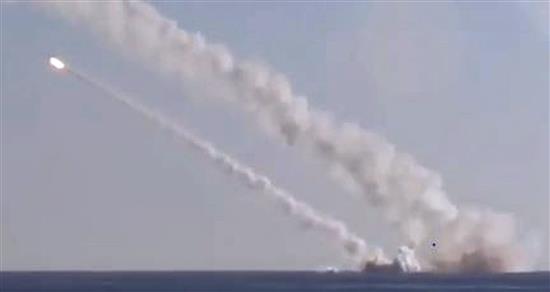 صورة مأخوذة عن شريط فيديو لوزارة الدفاع الروسية خلال اطلاق الغواصة الروسية صواريخ «كاليبر» باتجاه مواقع «داعش» في الرقة امس (ا ف ب)