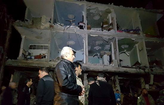 سوريون يتفقدون موقع التفجيرات في السيدة زينب في ريف دمشق امس (رويترز)