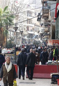 سوريون يسيرون في شارع في دمشق امس (ا ف ب)