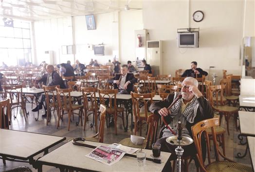 سوريون داخل مقهى في دمشق أمس الأول) أ ف ب)