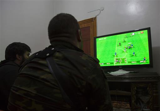 مسلحان يلعبان كرة القدم في حلب امس (ا ف ب)