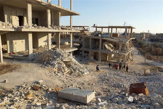 آثار الحرب في إحدى قرى محافظة درعا (رويترز)