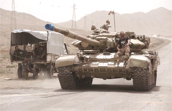 دبابة للجيش السوري على اطراف تدمر امس(ا ف ب)