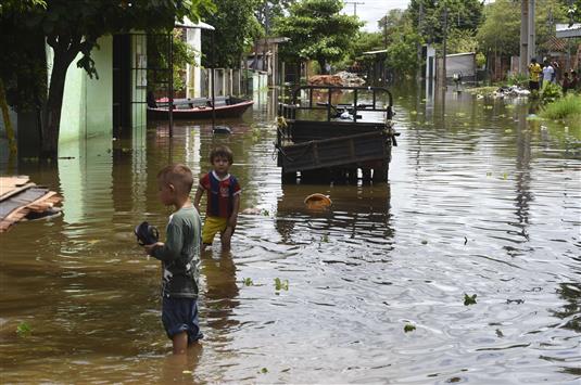 الفيضانات تجتاح منطقة فالكون في الباراغوي (أ ف ب)