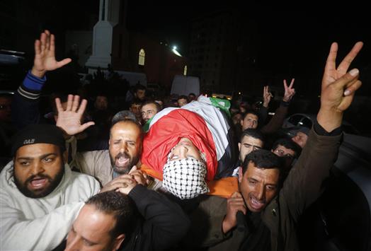 فلسطينيون في الخليل يحملون جثمان الشهيد محمد شوبكي الذي استشهد في 25 تشرين الثاني الماضي (أ ب أ)