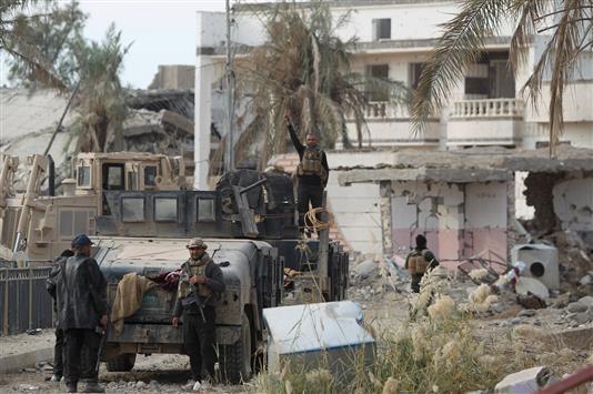 جنود عراقيون في حي الحوز وسط الرومادي امس (ا ف ب)