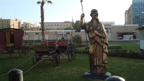 تمثال زنوبيا مع عربتها الملكية في ساحة الأمويين بدمشق