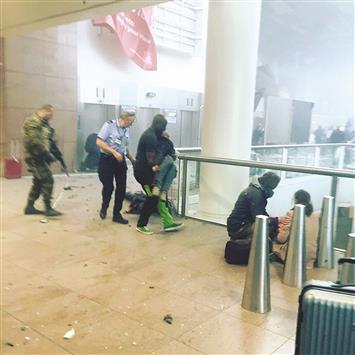 مصابون جراء التفجيرات في مطار بروكسل امس (رويترز)