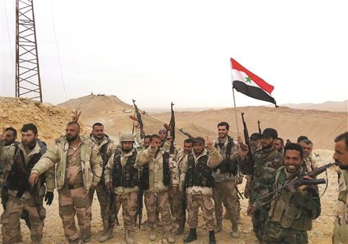 جنود سوريون يحتفلون بطرد «داعش» من تدمر في 26 آذار الماضي (رويترز)