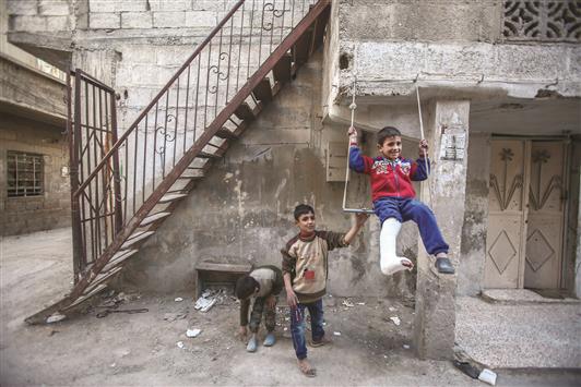 اطفال يلهون في حي تشرين في ريف دمشق امس (ا ب ا)