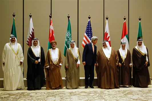 وزير الخارجية الاميركي جون كيري يتوسط وزراء خارجية مجلس التعاون الخليجي في المنامة امس (ا ف ب)