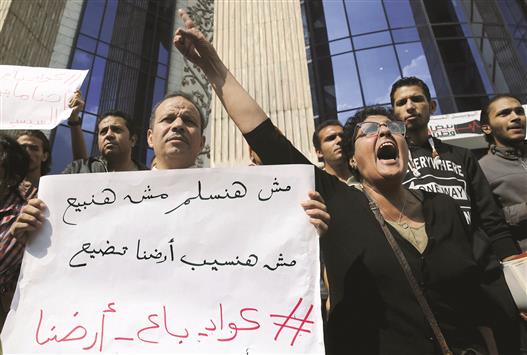 مصريون معارضون لصفقة تيران وصنافير يعتصمون أمام نقابة الصحافة في القاهرة أمس (رويترز)