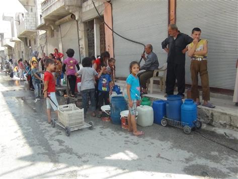 سوريون ينتظرون لتعبئة غالونات المياه (عن الانترنت)