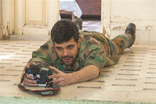 الممثل يزن خليل في لقطة من فيلم بطارية ضعيفة لمخرجه قتيبة الخوص