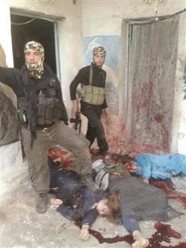 مسلحان من «جبهة النصرة» يدوسان على جثث نساء قُتلن في قرية الزارة