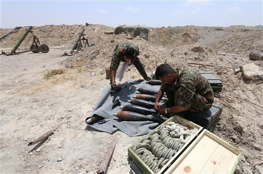مقاتلان كرديان يستعدان لقصف "داعش" شمال الرقة امس (رويترز)