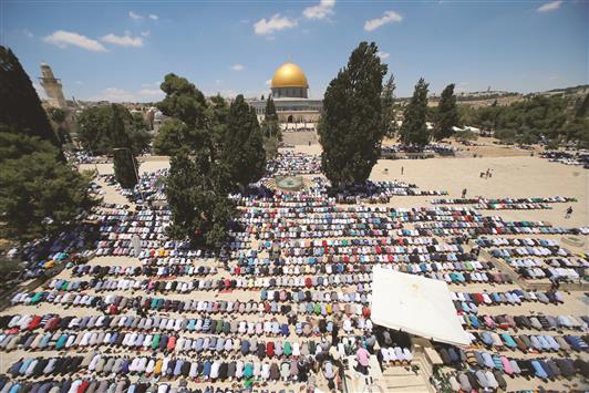 الفلسطينيون يصلّون في المسجد الأقصى في اول جمعة من رمضان أمس (رويترز)