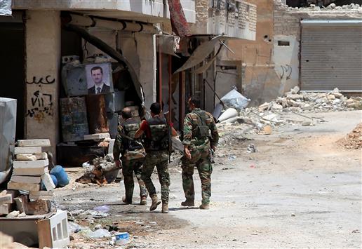 جنود سوريون خلال دورية في حي الخالدية في حلب أمس الأول (ا ف ب)
