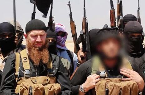 المتحدث باسم «داعش» أبو محمد العدناني والقيادي أبو عمر الشيشاني (من إصدار «كسر الحدود») 
