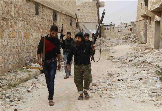 مسلحون في حي كرم الطراب في حلب أمس (رويترز)