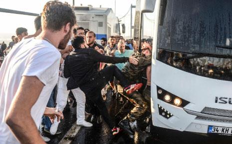 ظهرت مجموعات من الشبان بلباس مدني يحملون بنادق في شوارع إسطنبول (أ ف ب) </body></html>
