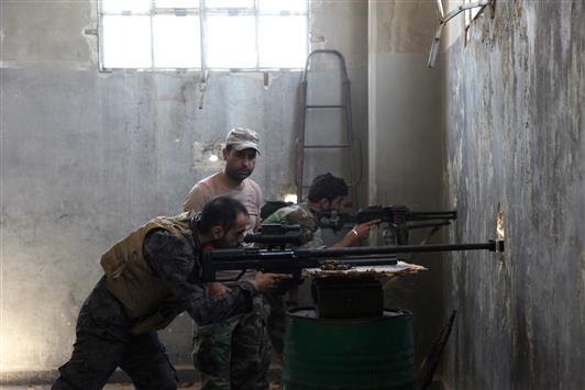 جنود سوريون خلال قتال المجموعات المُسلّحة في حلب. (ا ب ا)