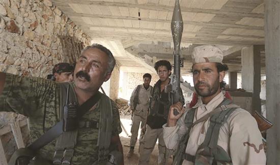 مقاتلون اكراد داخل مبنى على أطراف منبج (أرشيف رويترز)