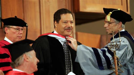 زويل يتسلّم شهادة دكتوراه فخرية من الجامعة الأميركية في بيروت 2005.