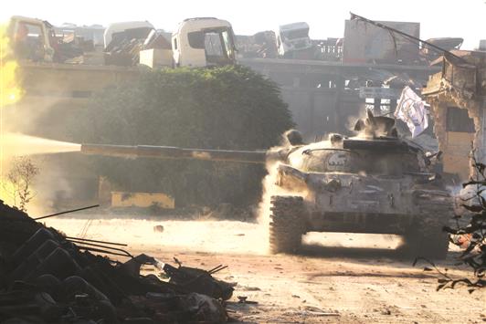 دبابة لفصيل مسلح تقصف في منطقة راموسة إلى الجنوب الغربي من حلب (رويترز)
