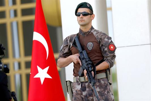 عنصر من القوات الخاصة في الشرطة التركية يحرس القصر الرئاسي في أنقرة أمس (رويترز)