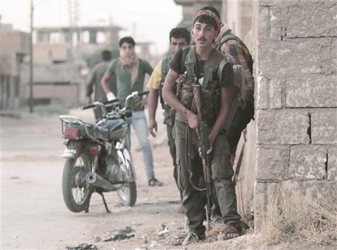 مقاتلون من «وحدات حماية الشعب» في الحسكة أمس الأول (رويترز)