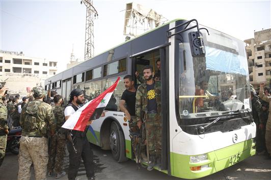 حافلة تنقل المسلحين إلى خارج مدينة داريا جنوب غرب دمشق أمس (أ ب أ)